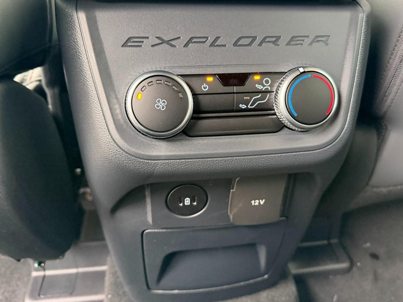 Ford Explorer Vehicle Full-screen Gallery Image 6