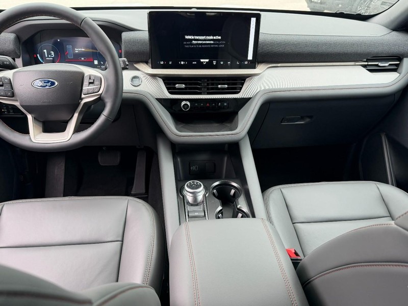 Ford Explorer Vehicle Full-screen Gallery Image 7