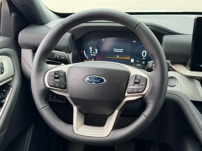 Ford Explorer Vehicle Full-screen Gallery Image 8