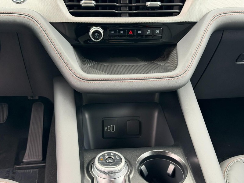 Ford Explorer Vehicle Full-screen Gallery Image 10
