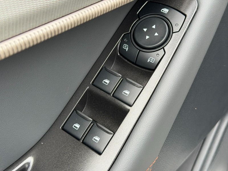Ford Explorer Vehicle Full-screen Gallery Image 11