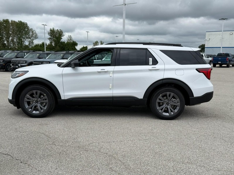 Ford Explorer Vehicle Full-screen Gallery Image 2