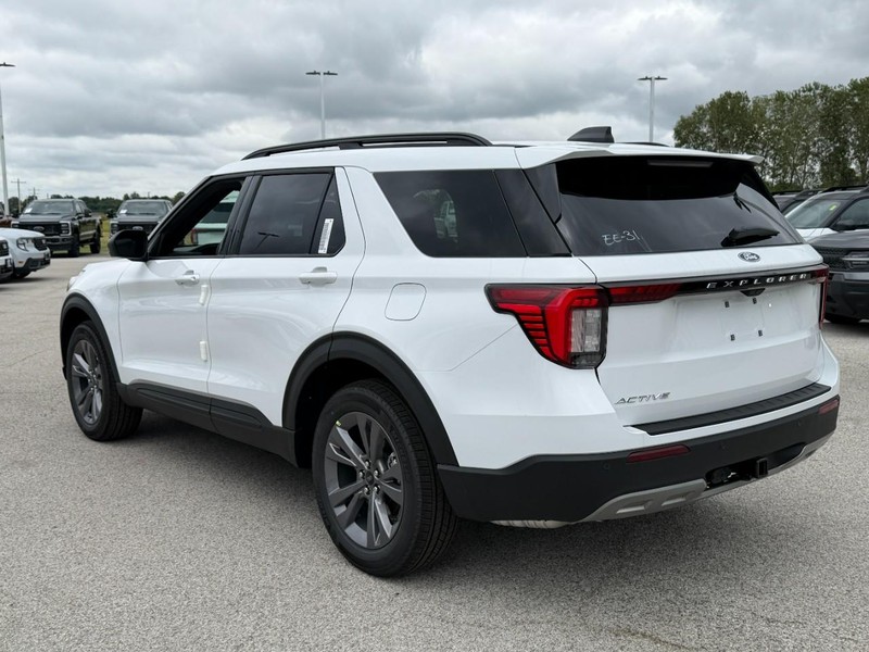 Ford Explorer Vehicle Full-screen Gallery Image 3
