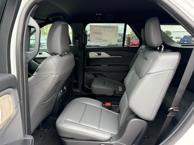 Ford Explorer Vehicle Full-screen Gallery Image 4