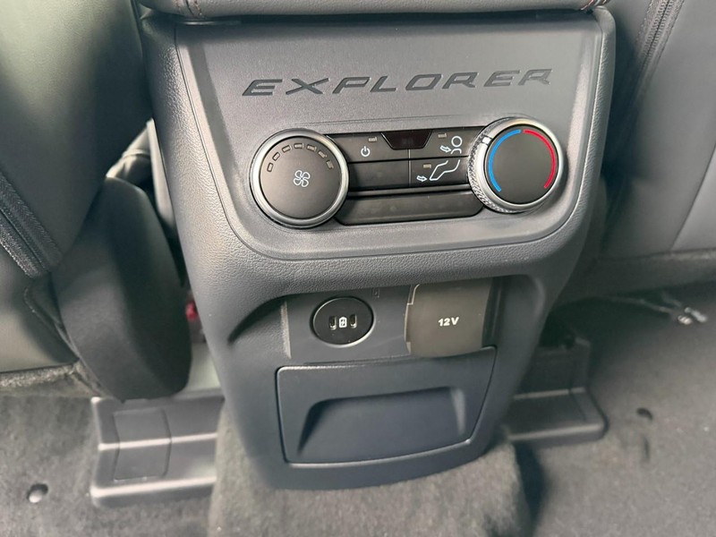 Ford Explorer Vehicle Full-screen Gallery Image 6