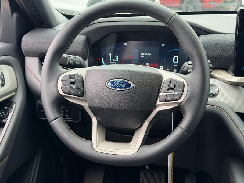 Ford Explorer Vehicle Full-screen Gallery Image 8