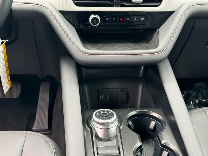 Ford Explorer Vehicle Full-screen Gallery Image 10
