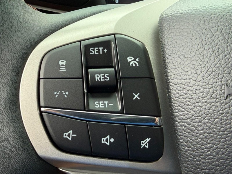 Ford Explorer Vehicle Full-screen Gallery Image 12