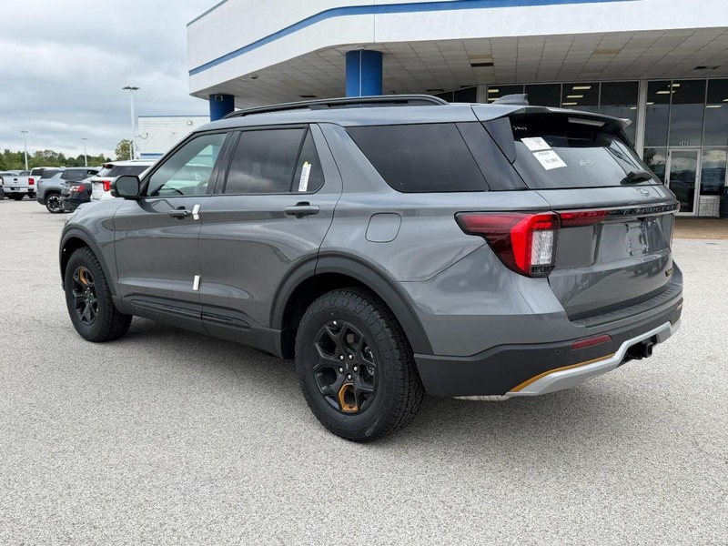 Ford Explorer Vehicle Full-screen Gallery Image 3