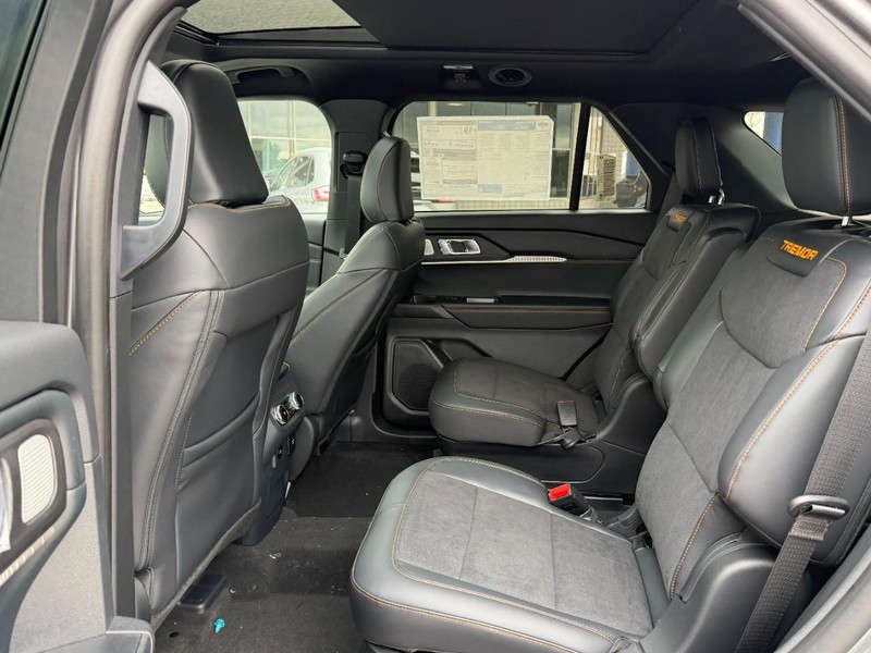 Ford Explorer Vehicle Full-screen Gallery Image 4