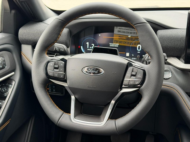 Ford Explorer Vehicle Full-screen Gallery Image 8