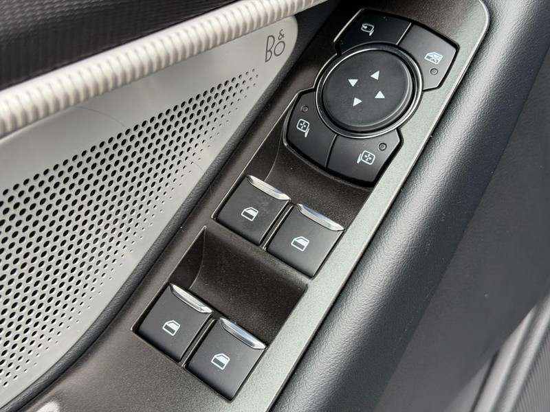 Ford Explorer Vehicle Full-screen Gallery Image 11