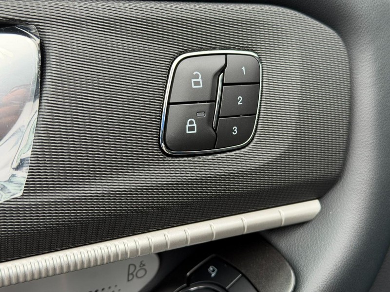 Ford Explorer Vehicle Full-screen Gallery Image 12