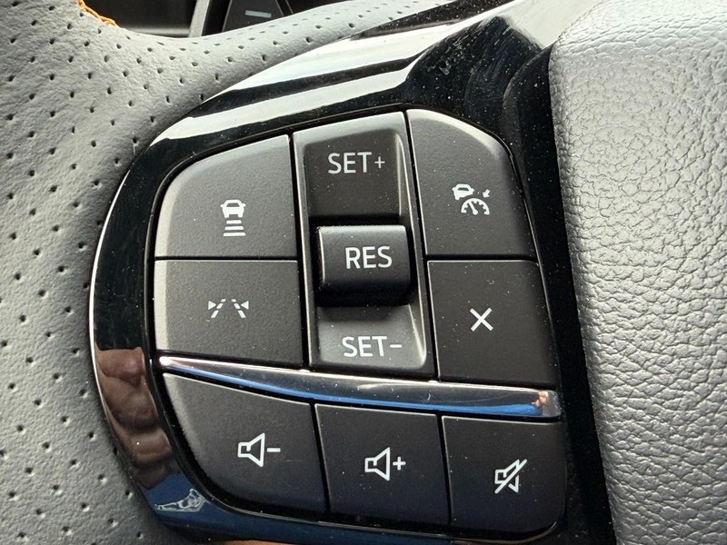 Ford Explorer Vehicle Full-screen Gallery Image 14