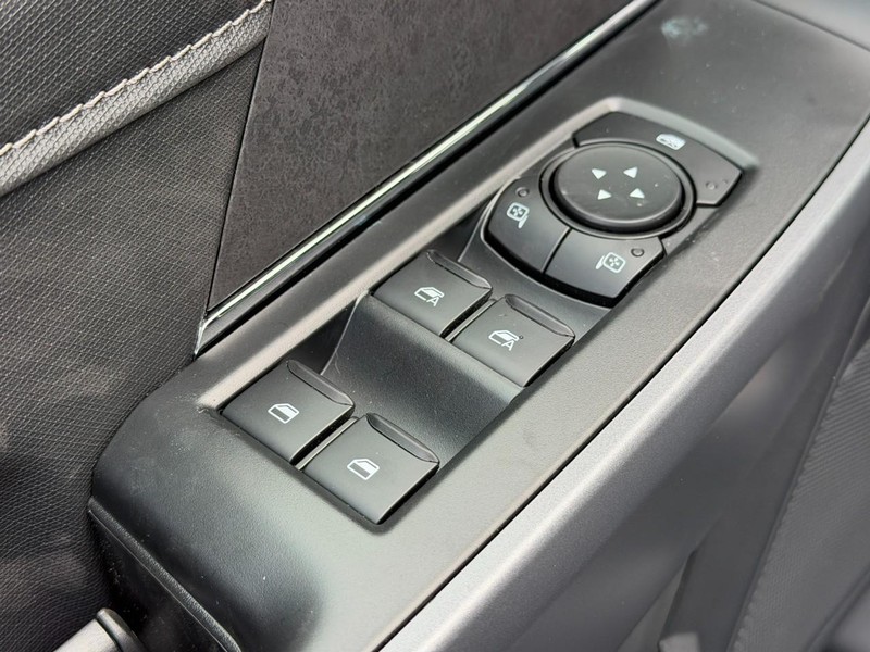 Ford F-150 Vehicle Full-screen Gallery Image 9