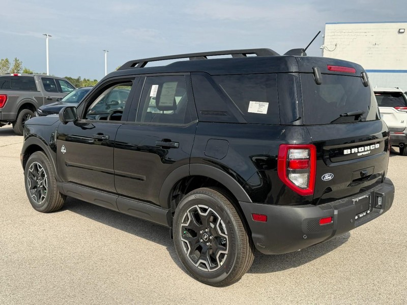 Ford Bronco Sport Vehicle Full-screen Gallery Image 3