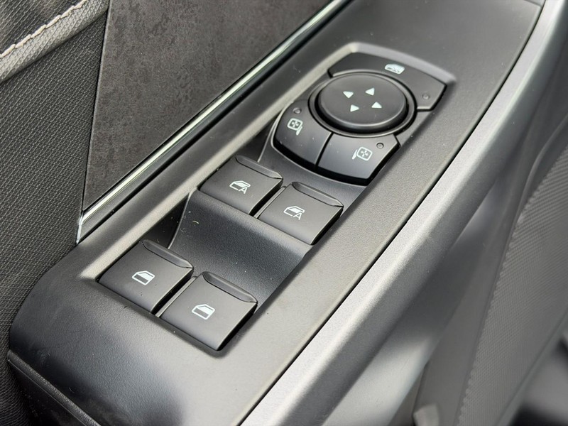Ford F-150 Vehicle Full-screen Gallery Image 9