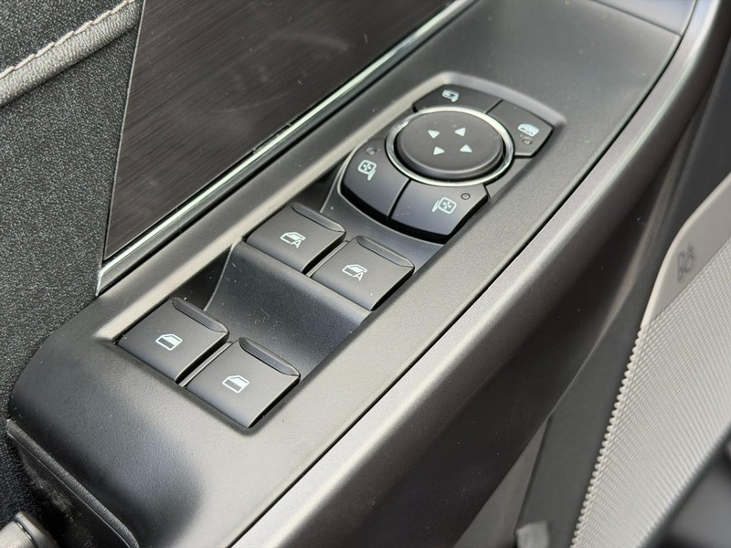 Ford F-150 Vehicle Full-screen Gallery Image 9