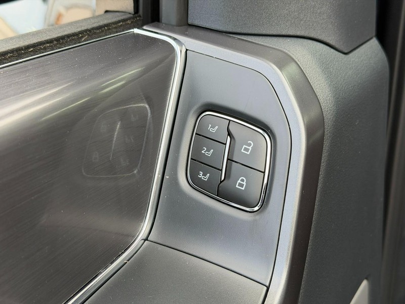 Ford F-150 Vehicle Full-screen Gallery Image 10