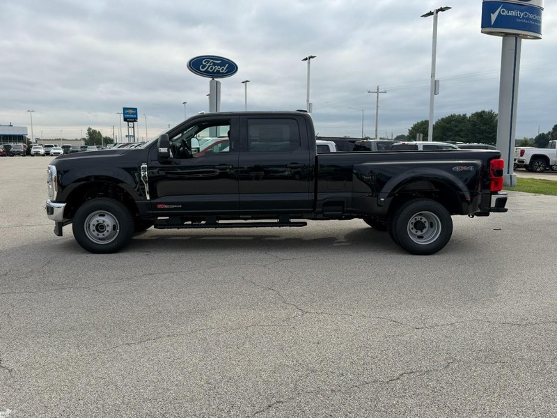 Ford Super Duty F-350 DRW Vehicle Full-screen Gallery Image 2