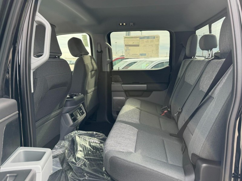 Ford Super Duty F-350 DRW Vehicle Full-screen Gallery Image 4