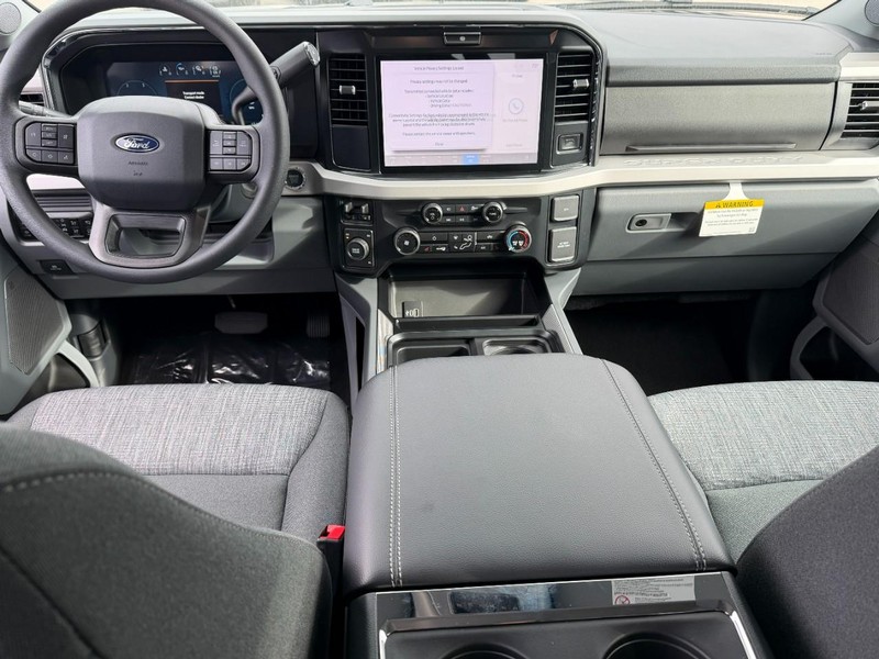Ford Super Duty F-350 DRW Vehicle Full-screen Gallery Image 5