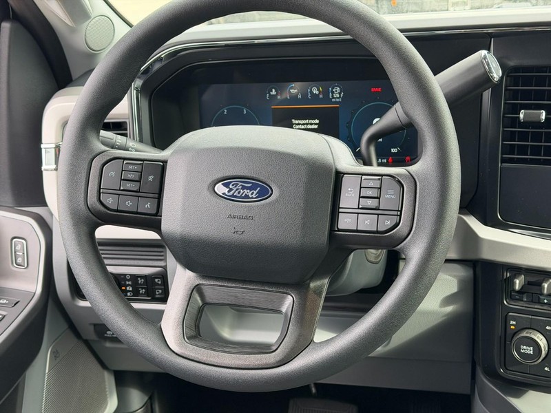 Ford Super Duty F-350 DRW Vehicle Full-screen Gallery Image 6
