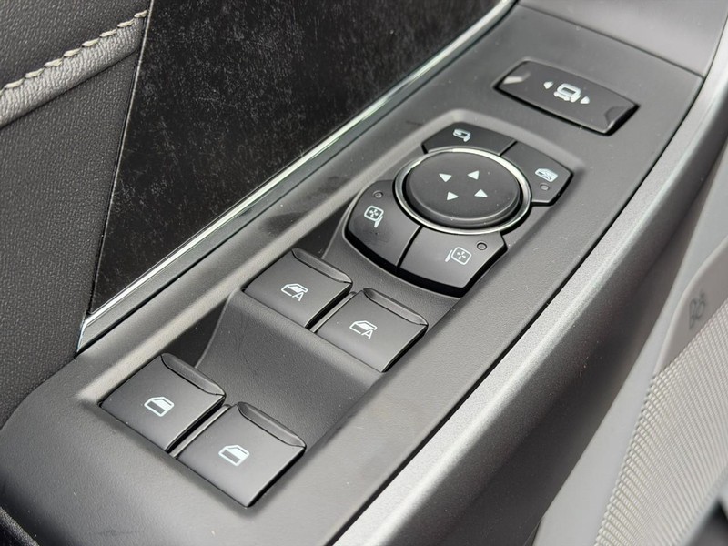 Ford Super Duty F-350 DRW Vehicle Full-screen Gallery Image 9