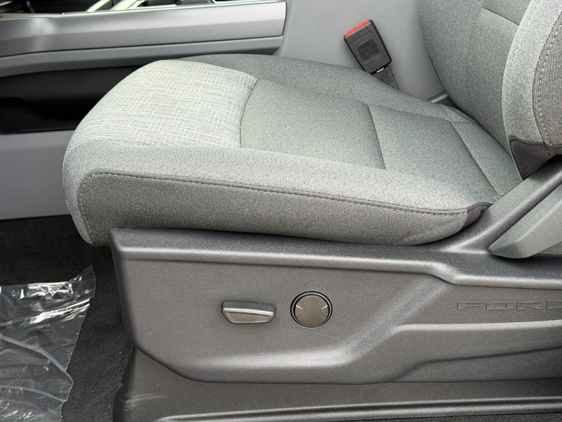 Ford Super Duty F-350 DRW Vehicle Full-screen Gallery Image 10