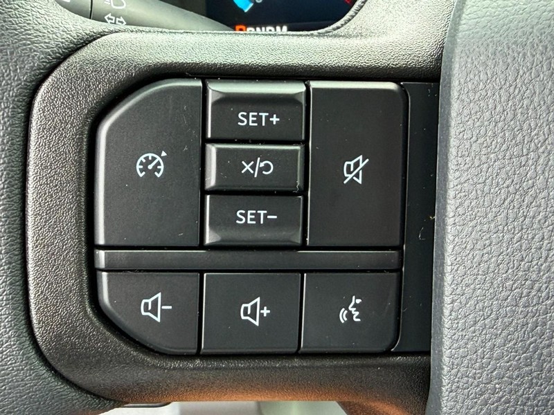 Ford Super Duty F-350 DRW Vehicle Full-screen Gallery Image 11