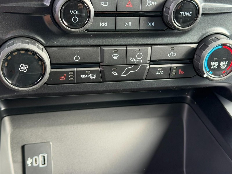 Ford Super Duty F-350 DRW Vehicle Full-screen Gallery Image 14