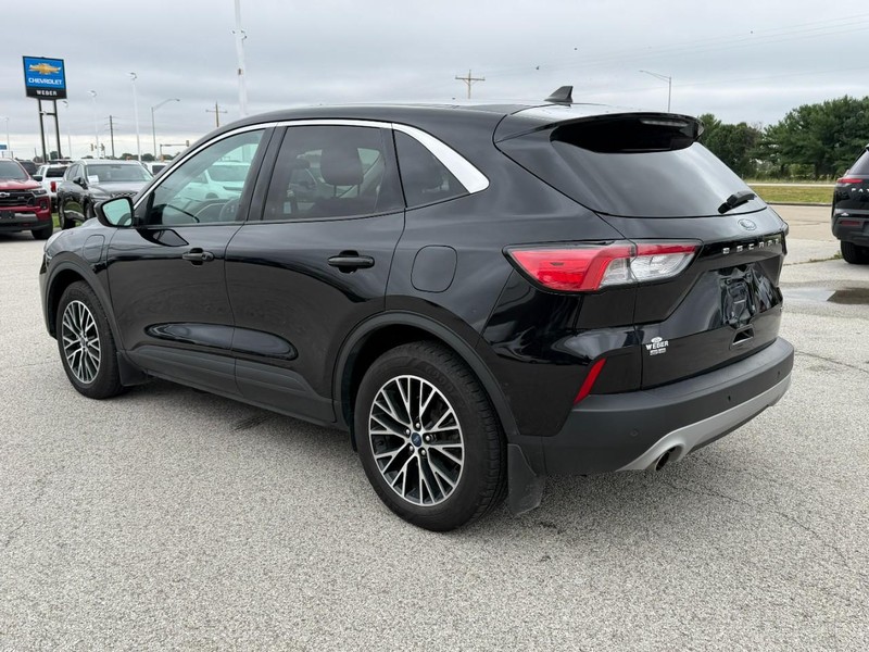 Ford Escape Vehicle Full-screen Gallery Image 3