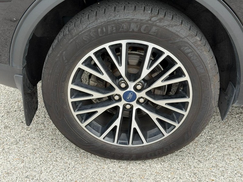 Ford Escape Vehicle Full-screen Gallery Image 7