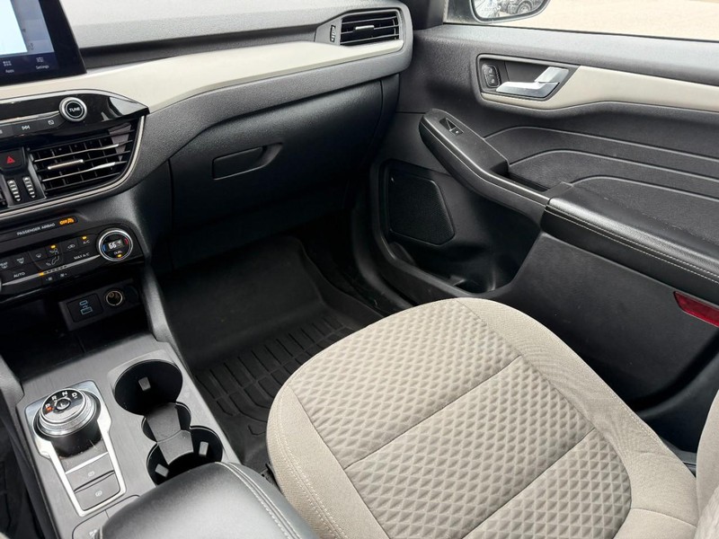 Ford Escape Vehicle Full-screen Gallery Image 15