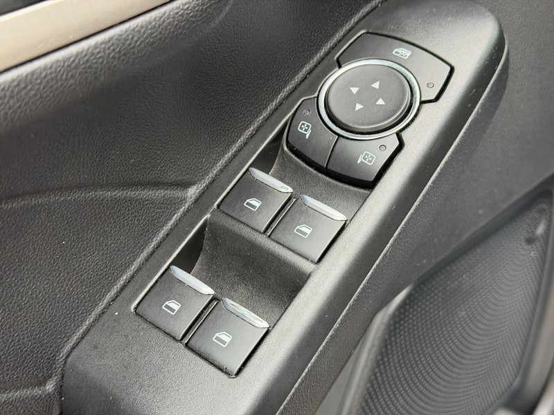 Ford Escape Vehicle Full-screen Gallery Image 16
