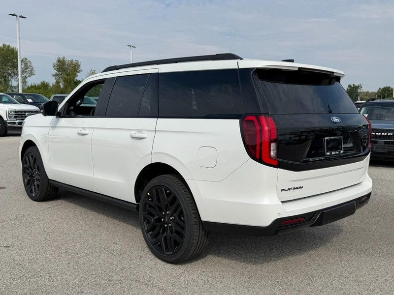 Ford Expedition Vehicle Full-screen Gallery Image 3