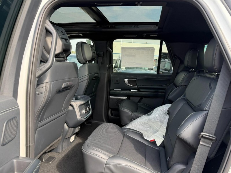 Ford Expedition Vehicle Full-screen Gallery Image 5