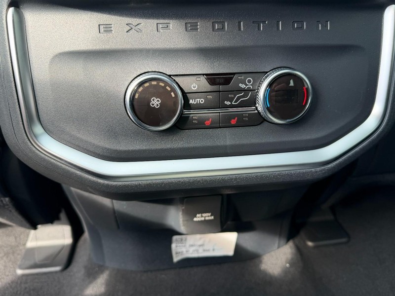 Ford Expedition Vehicle Full-screen Gallery Image 6