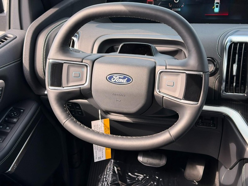Ford Expedition Vehicle Full-screen Gallery Image 9