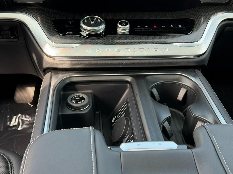 Ford Expedition Vehicle Full-screen Gallery Image 11