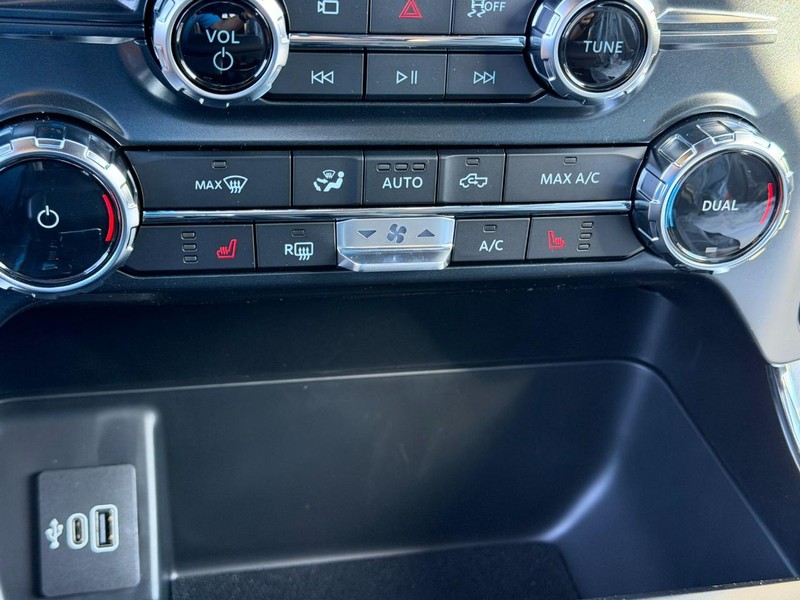 Ford F-150 Vehicle Full-screen Gallery Image 13
