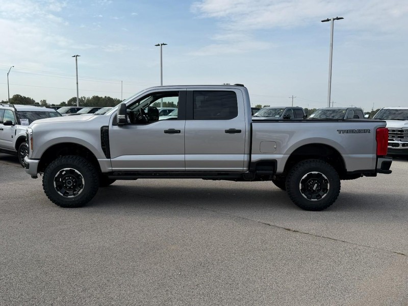 Ford Super Duty F-250 SRW Vehicle Full-screen Gallery Image 2