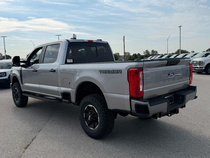 Ford Super Duty F-250 SRW Vehicle Full-screen Gallery Image 3