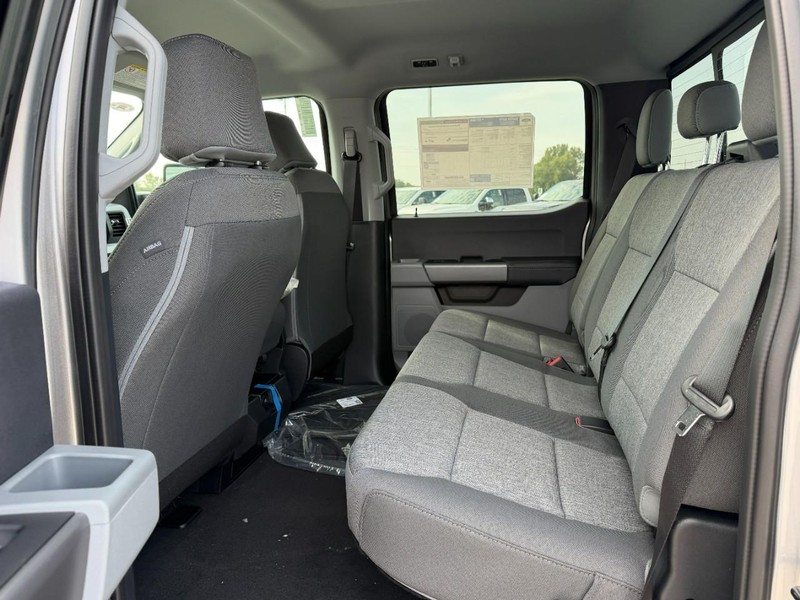 Ford Super Duty F-250 SRW Vehicle Full-screen Gallery Image 4