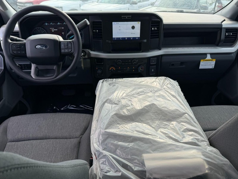 Ford Super Duty F-250 SRW Vehicle Full-screen Gallery Image 5