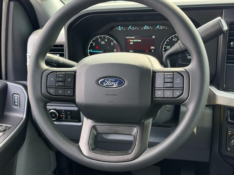 Ford Super Duty F-250 SRW Vehicle Full-screen Gallery Image 6