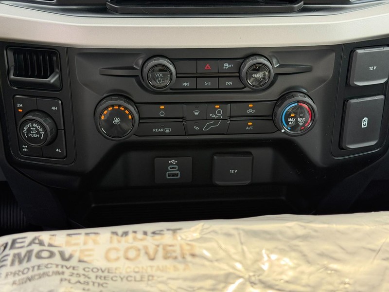 Ford Super Duty F-250 SRW Vehicle Full-screen Gallery Image 8