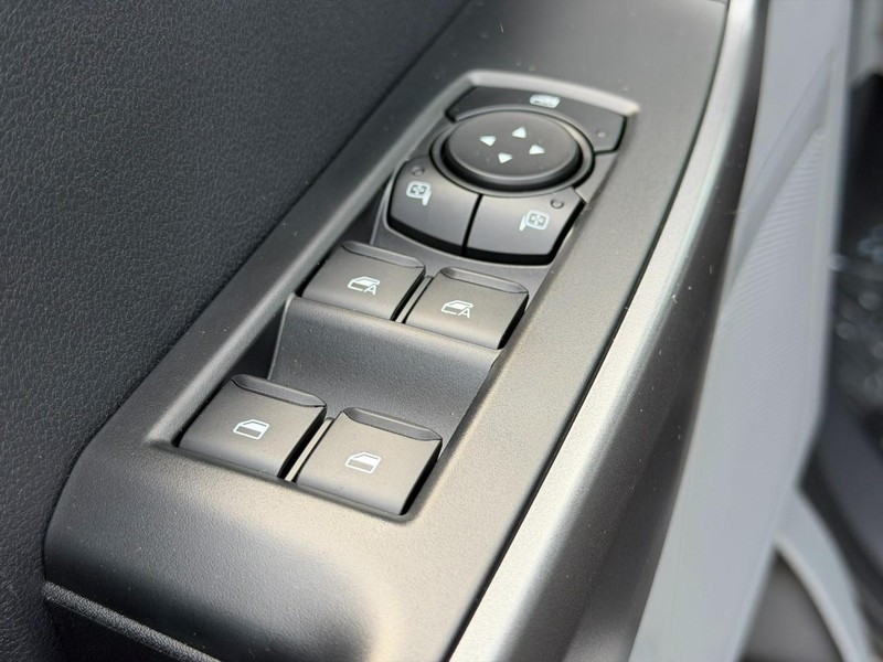 Ford Super Duty F-250 SRW Vehicle Full-screen Gallery Image 9