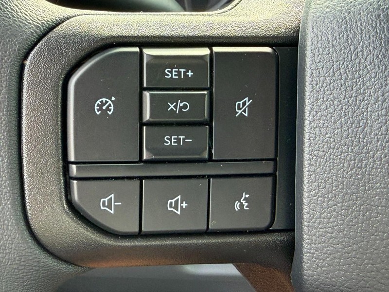 Ford Super Duty F-250 SRW Vehicle Full-screen Gallery Image 11