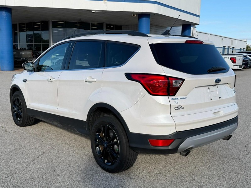 Ford Escape Vehicle Full-screen Gallery Image 3